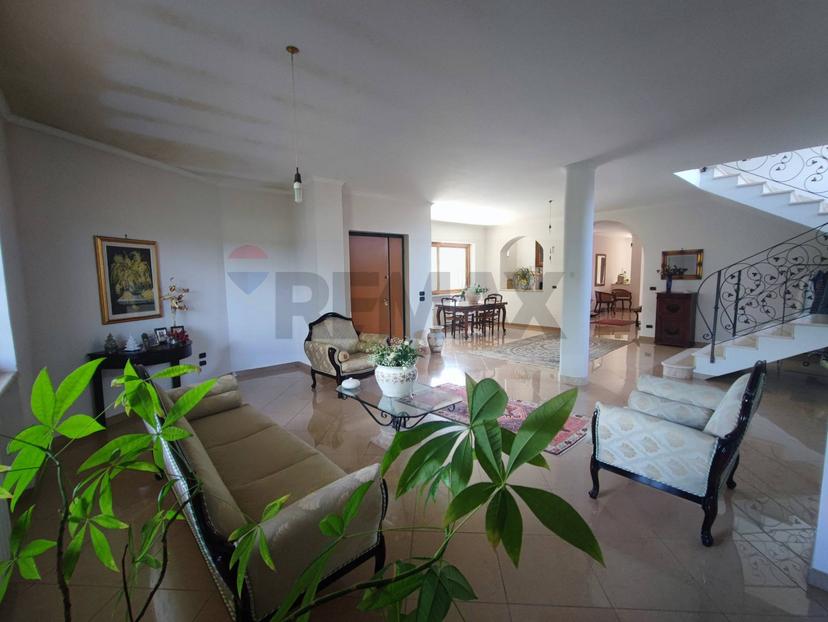 Villa in Località Feroni Snc, Sessa Aurunca