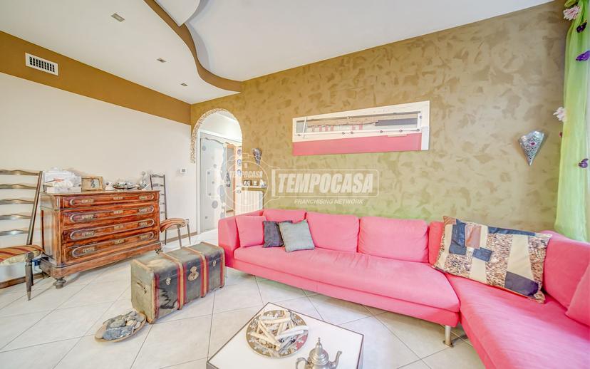 Trilocale in Via per Lonate 22, Cairate — foto 2 di 5