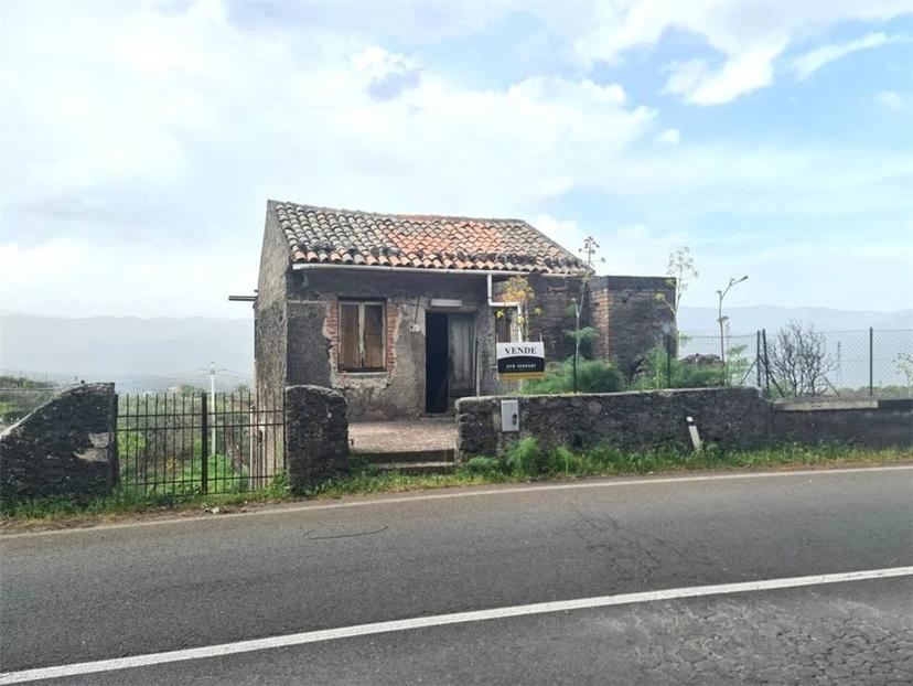 Casa indipendente in Loc. Passopisciaro, Castiglione di Sicilia — foto 2 di 5