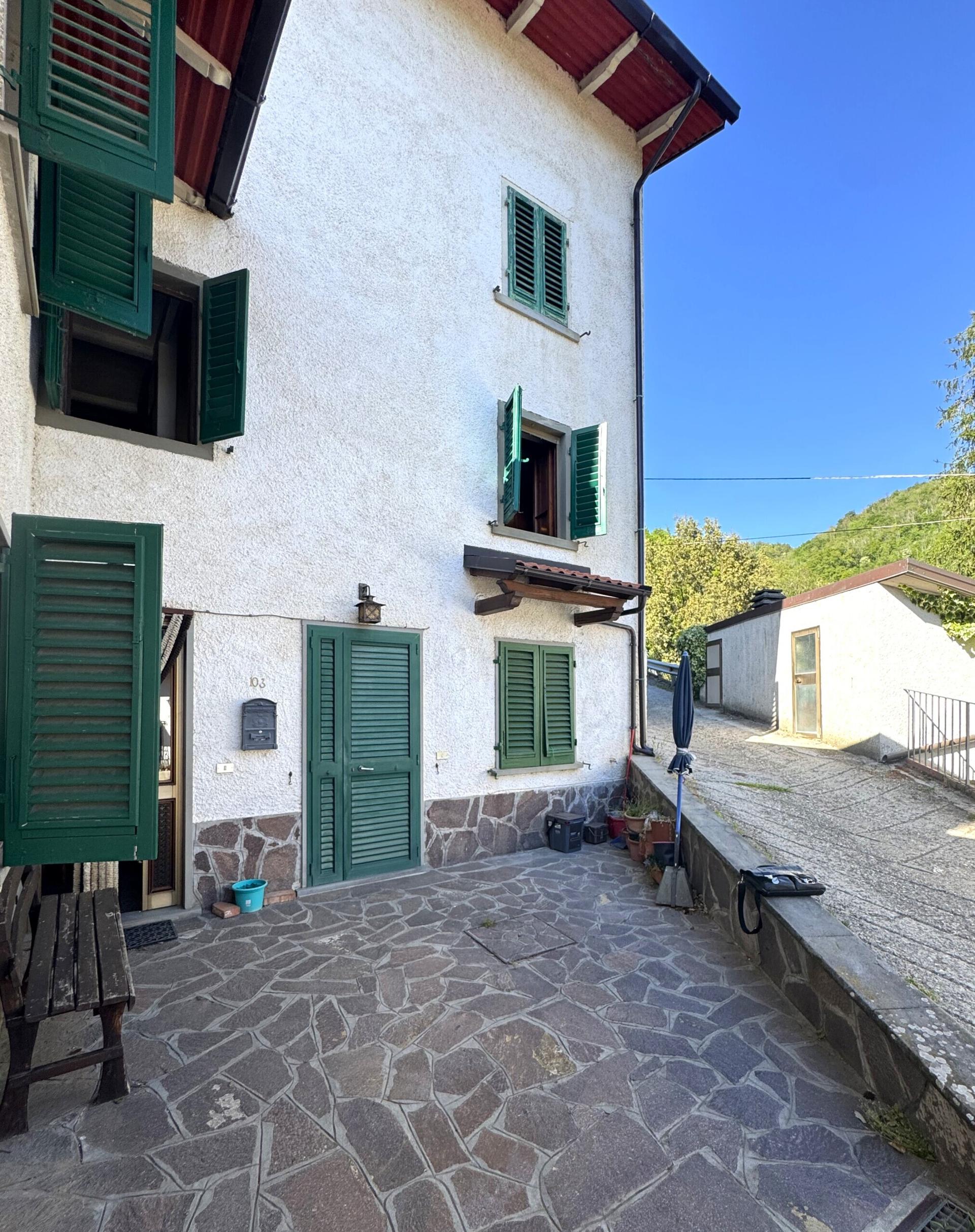 Casa indipendente in Località La Rocca, Vernio