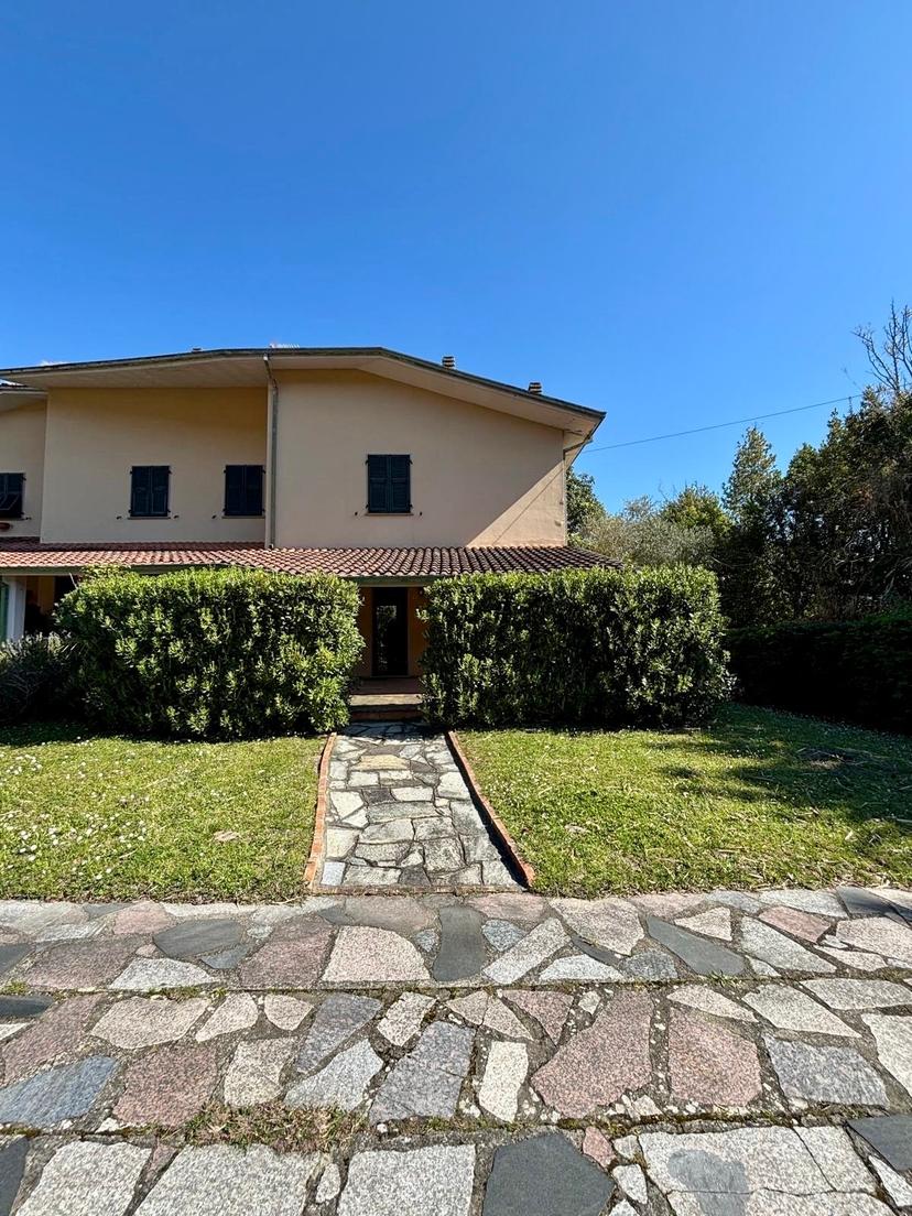 Villa a schiera, Ameglia