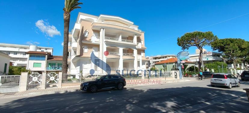 Trilocale in Lungomare Sirena Angolo Via Gabriele d'Annunzio, Tortoreto — foto 2 di 5