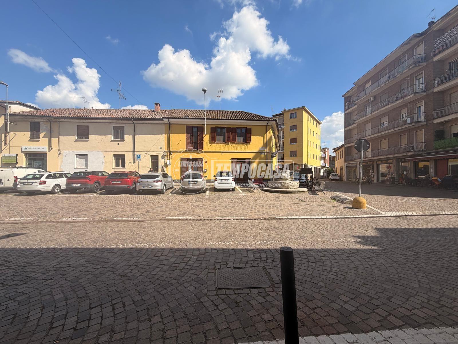 Casa indipendente in Piazza Campegi 6/al 10, Tromello