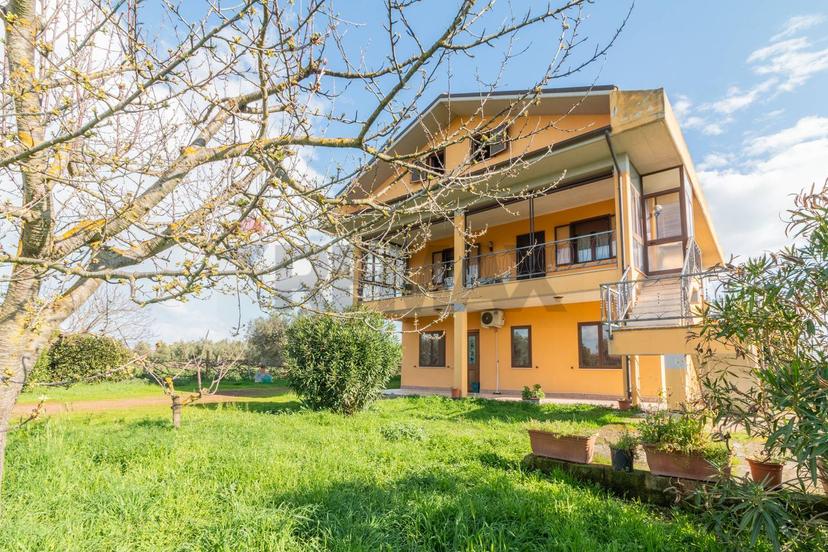 Casa indipendente in Strada Castrense Km 9,800 Snc, Canino — foto 3 di 5