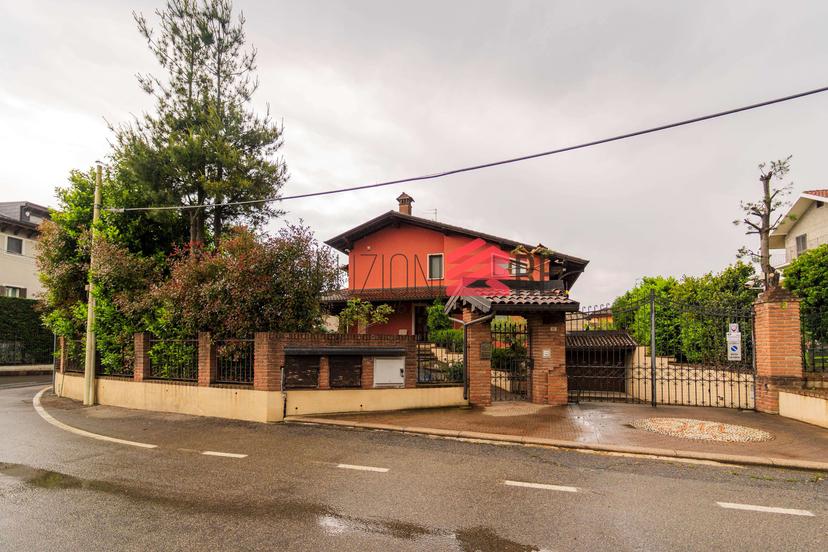 Villa unifamiliare in Via Umberto  12, Mezzomerico — foto 3 di 5