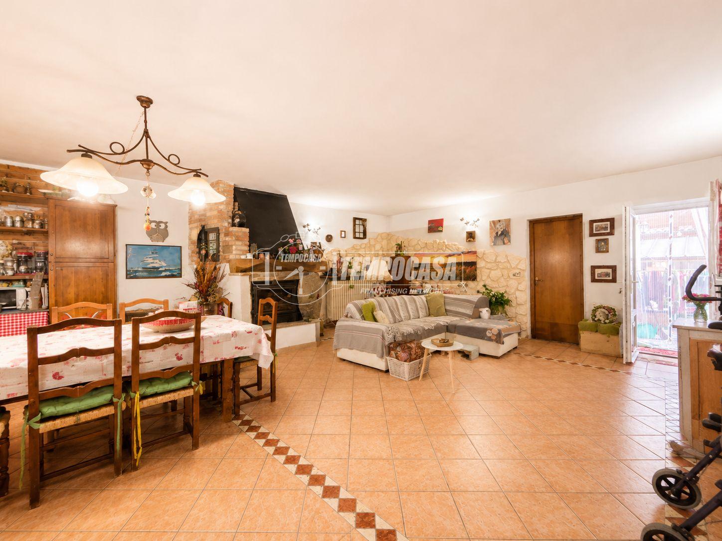 Casa indipendente in Via Cigliano, Maglione