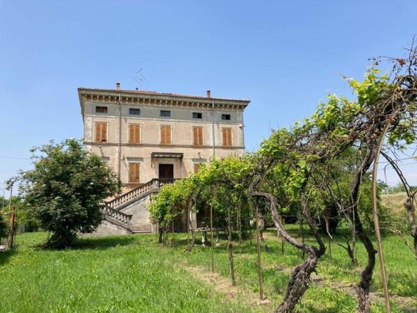 Villa plurifamiliare in Via Guglielmo Du Tillot 26, Colorno