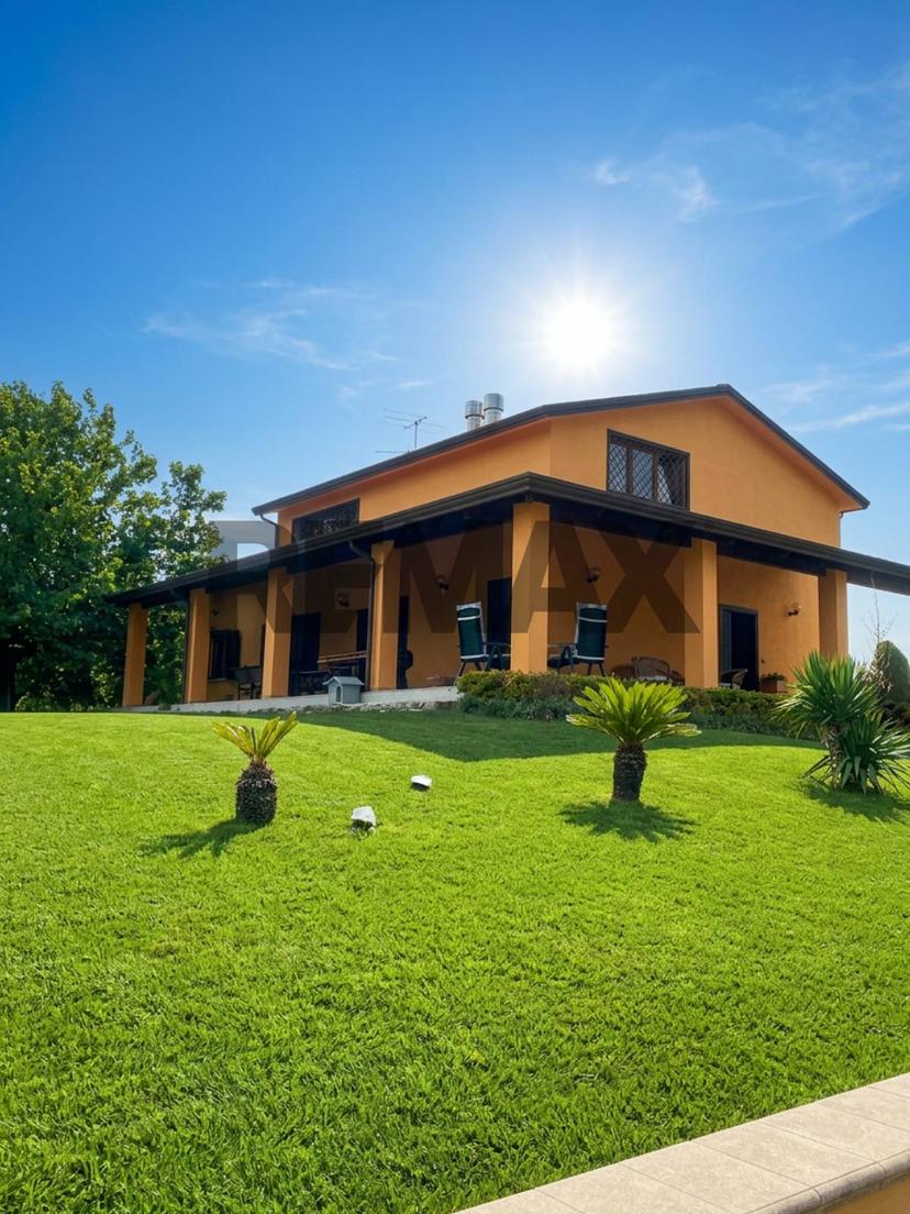 Villa in Via Nuticci Snc, Liberi