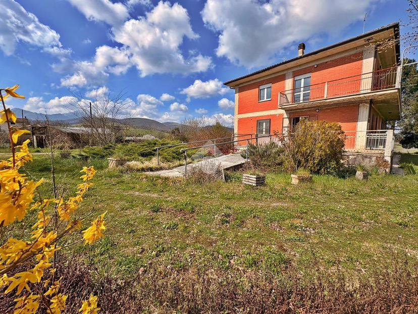 Villa in Frazione San Donato, Fabriano — foto 2 di 5