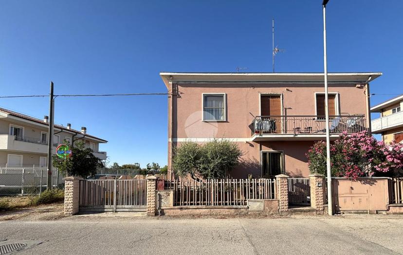 Casa indipendente in V. Fratelli Zuccari 5, Fano — foto 3 di 5