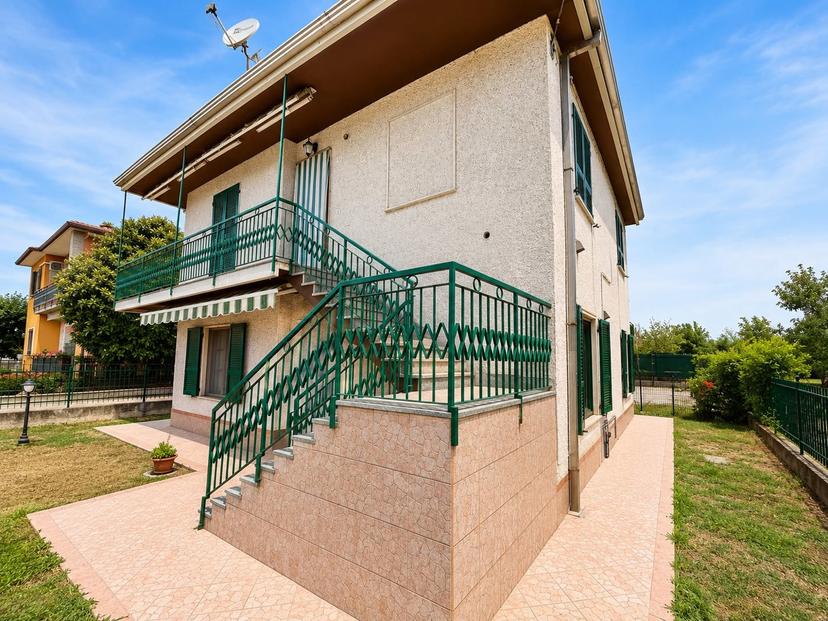 Villa bifamiliare in Tre Martiri 18, Portalbera