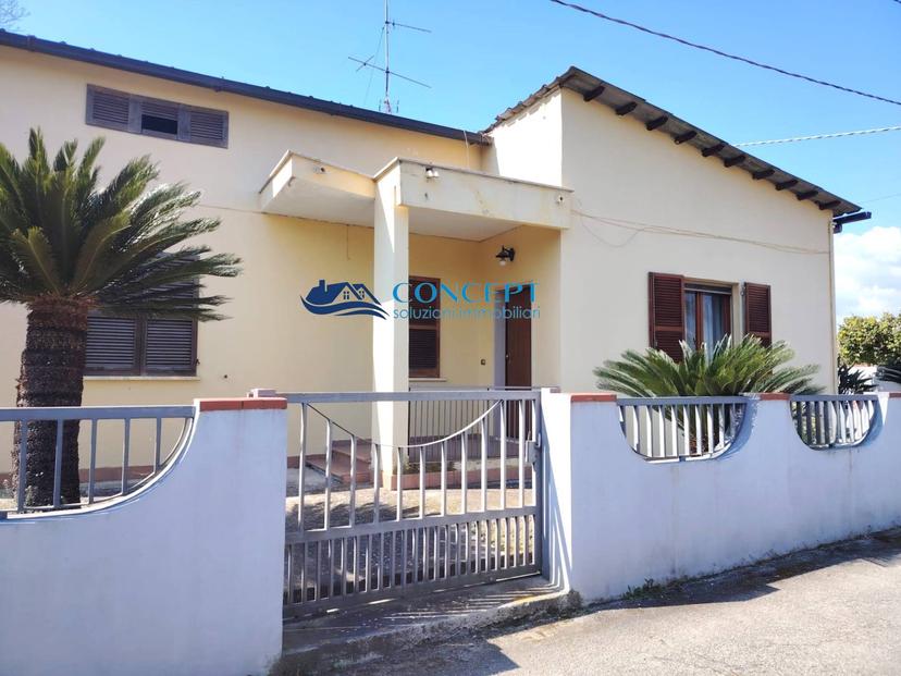 Casa indipendente in Via Roma Snc, Martinsicuro — foto 2 di 5