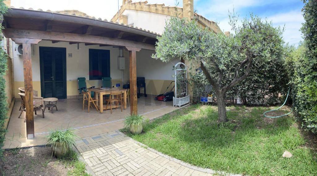 Villa a schiera in Viale Himera 3, Campofelice di Roccella