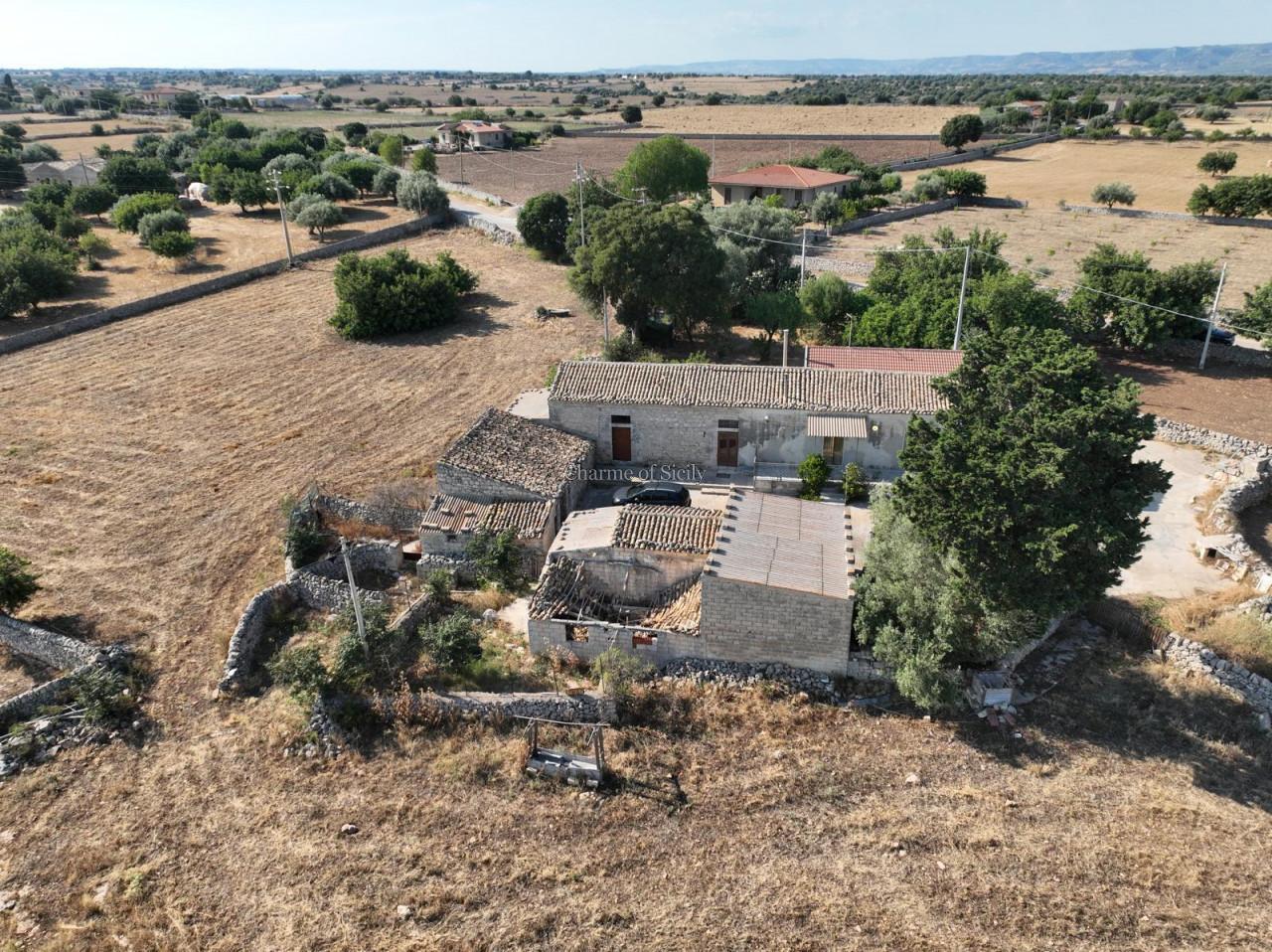 Casa indipendente in Contrada Commaldo Superiore, Rosolini