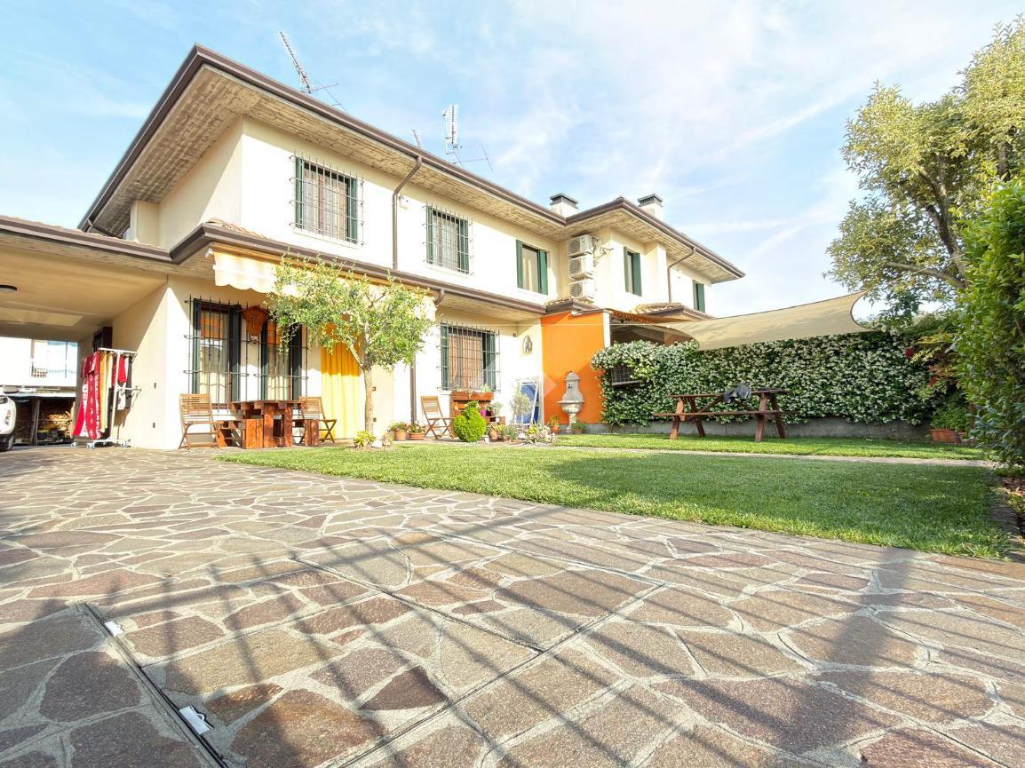 Villa a schiera, Castel Goffredo