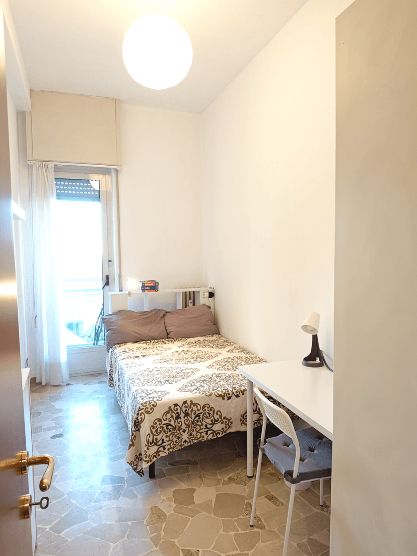 Stanza in appartamento in Viale Gian Galeazzo, Milano