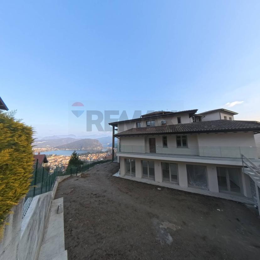 Trilocale in Via Ponte Tresa 28, Cadegliano-Viconago — foto 5 di 5