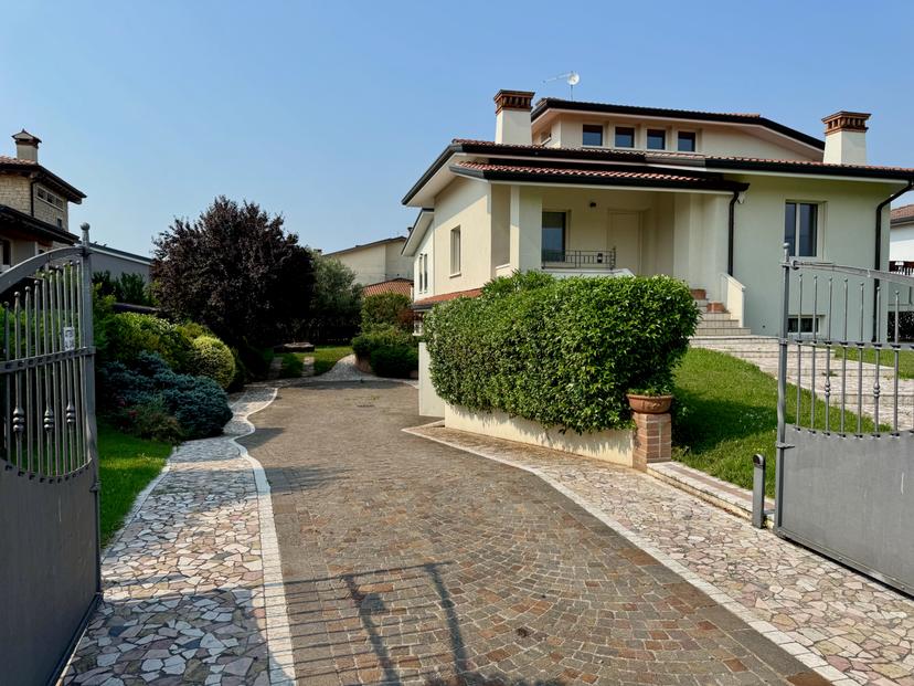 Villa in Via Adige 38, Zugliano — foto 3 di 5
