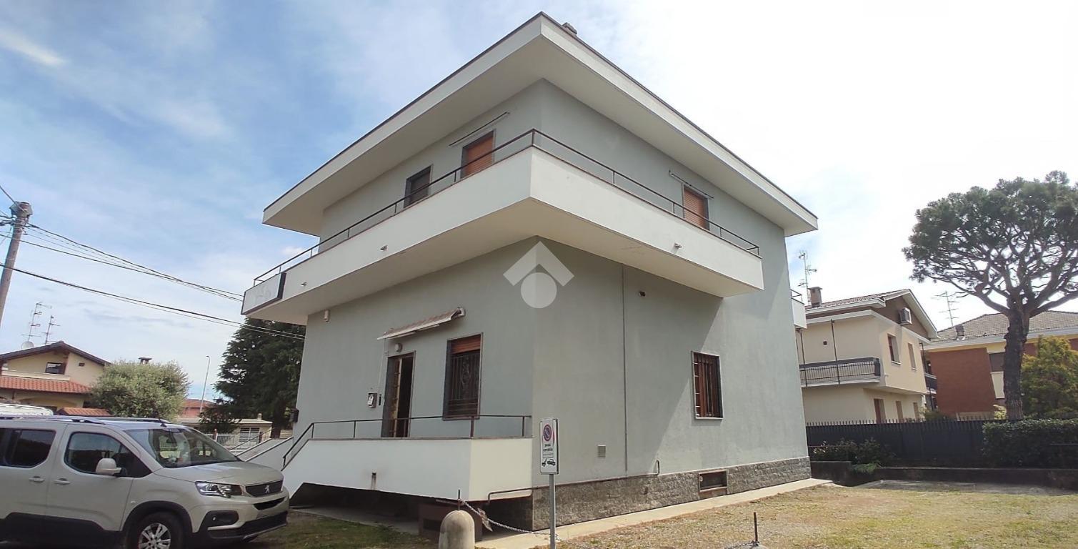Casa indipendente in Viale Ticino 54, Lonate Pozzolo