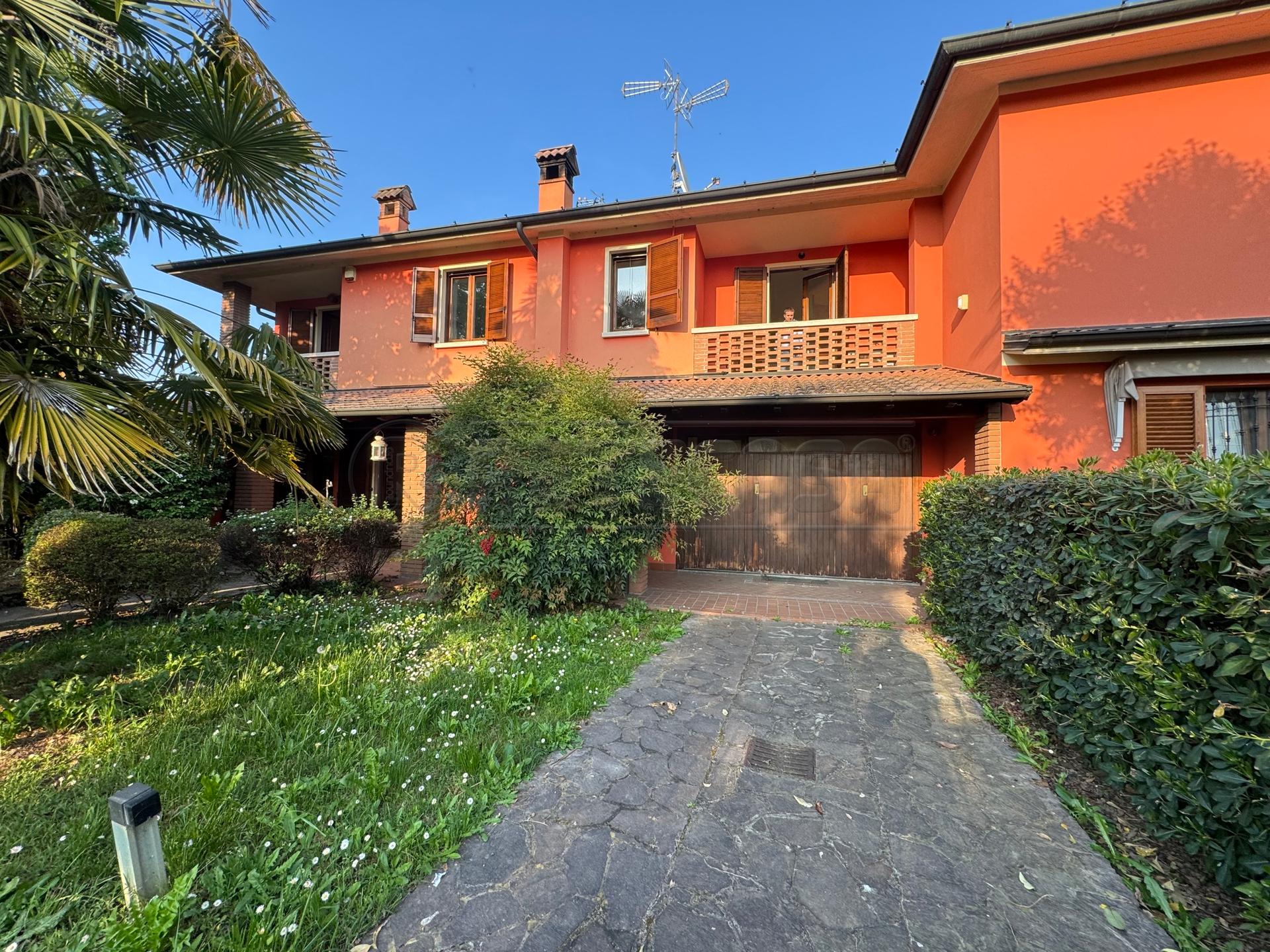 Villa in Viale Lombardia, Izano