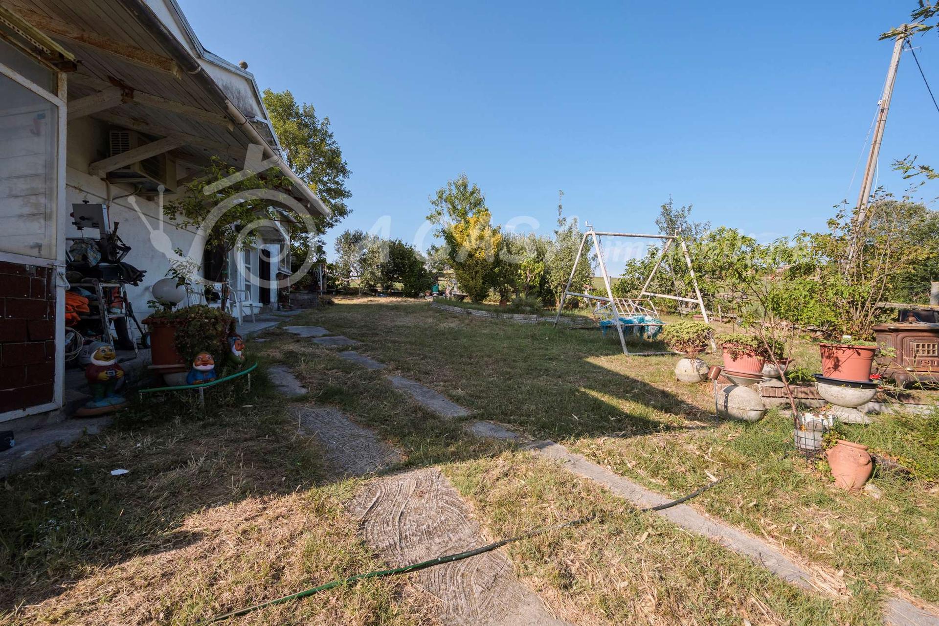 Casa indipendente in Strada Case Caselli 118, Medesano