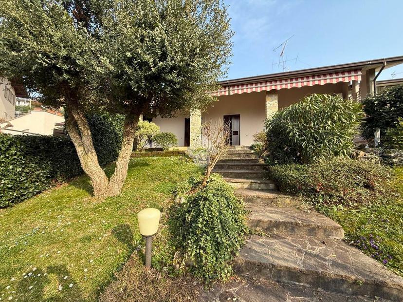 Villa in Via Francesco Menassi 15, Capriolo — foto 4 di 5