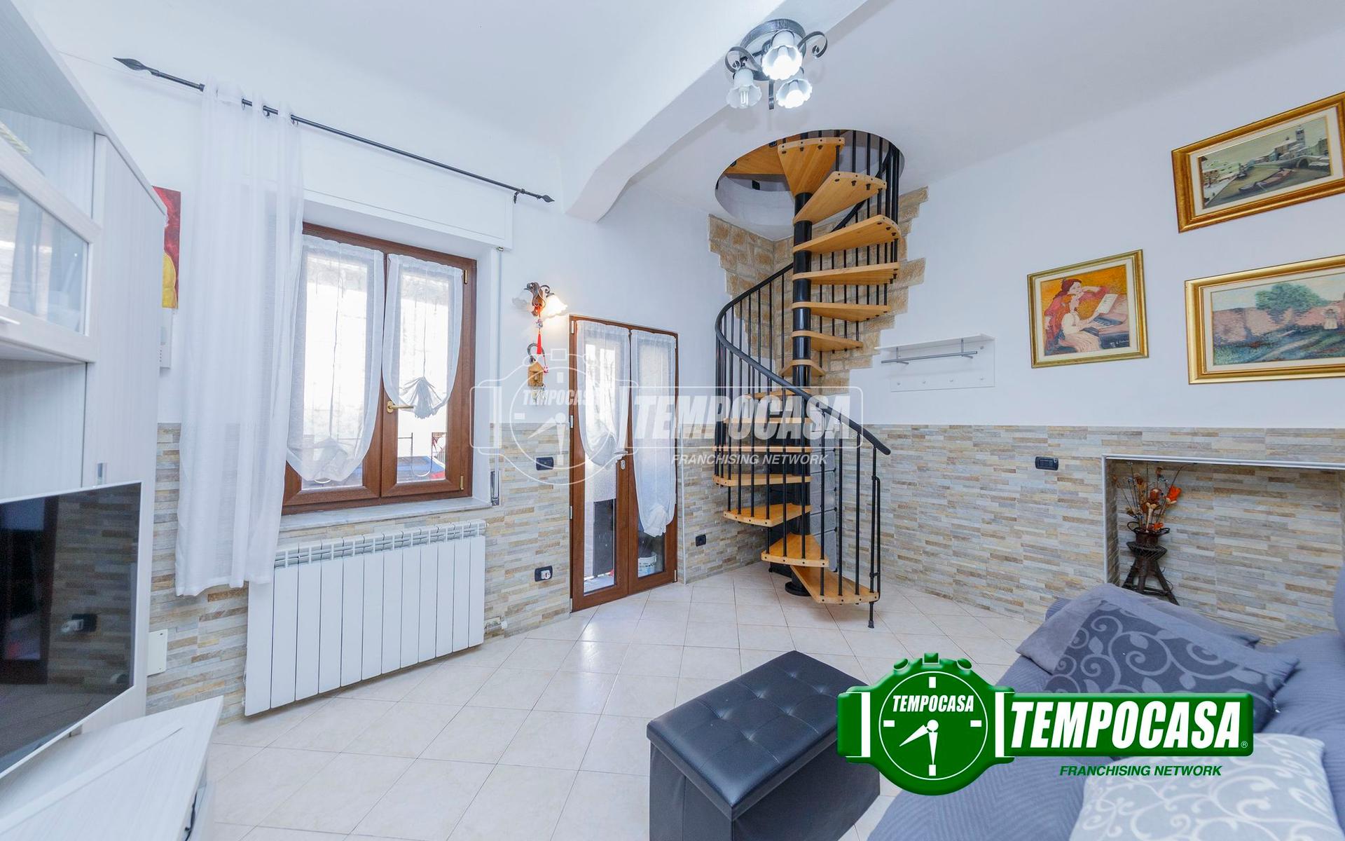 Casa indipendente in Via Cavour, Rosate