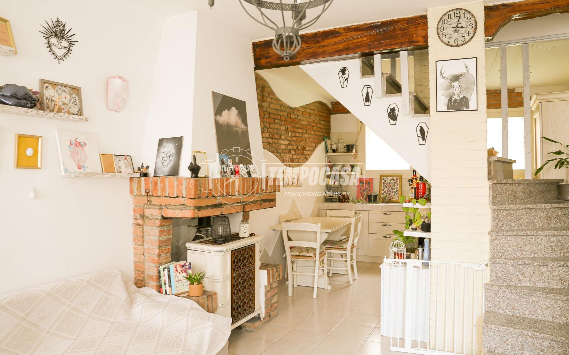 Casa indipendente in Via Roma, Castello d'Argile