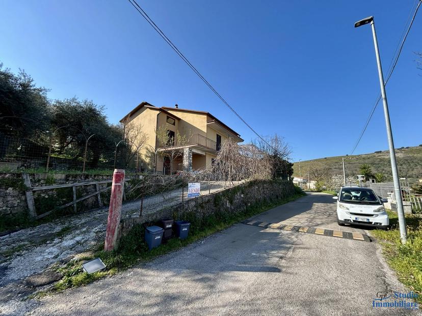 Casa indipendente in Via Passignano 33, Lenola — foto 3 di 5