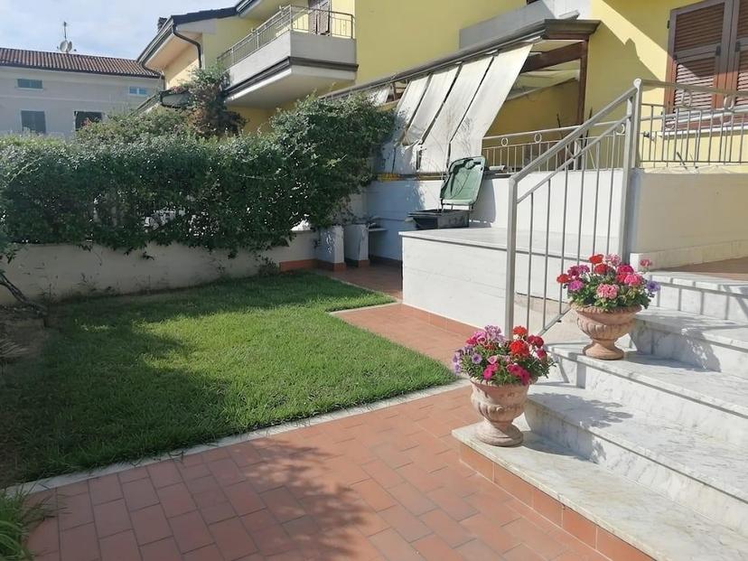 Villa a schiera, Carrara — foto 3 di 5