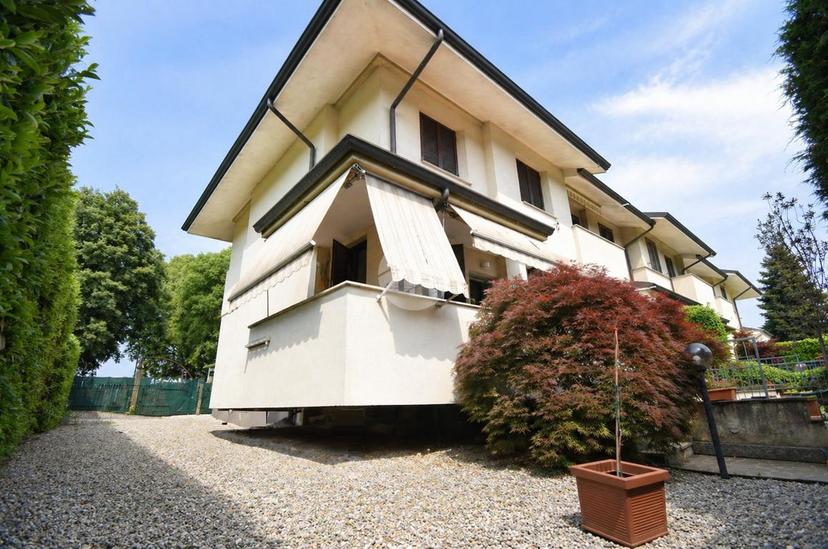 Villa a schiera in Via Fratelli Kennedy, Agrate Brianza