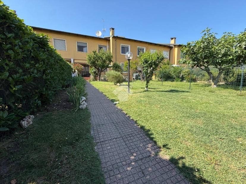Villa a schiera in Via Salvo d'Acquisto 16, Paullo