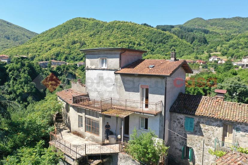 Terratetto unifamiliare in Via del Grotto  8, Camporgiano — foto 2 di 5