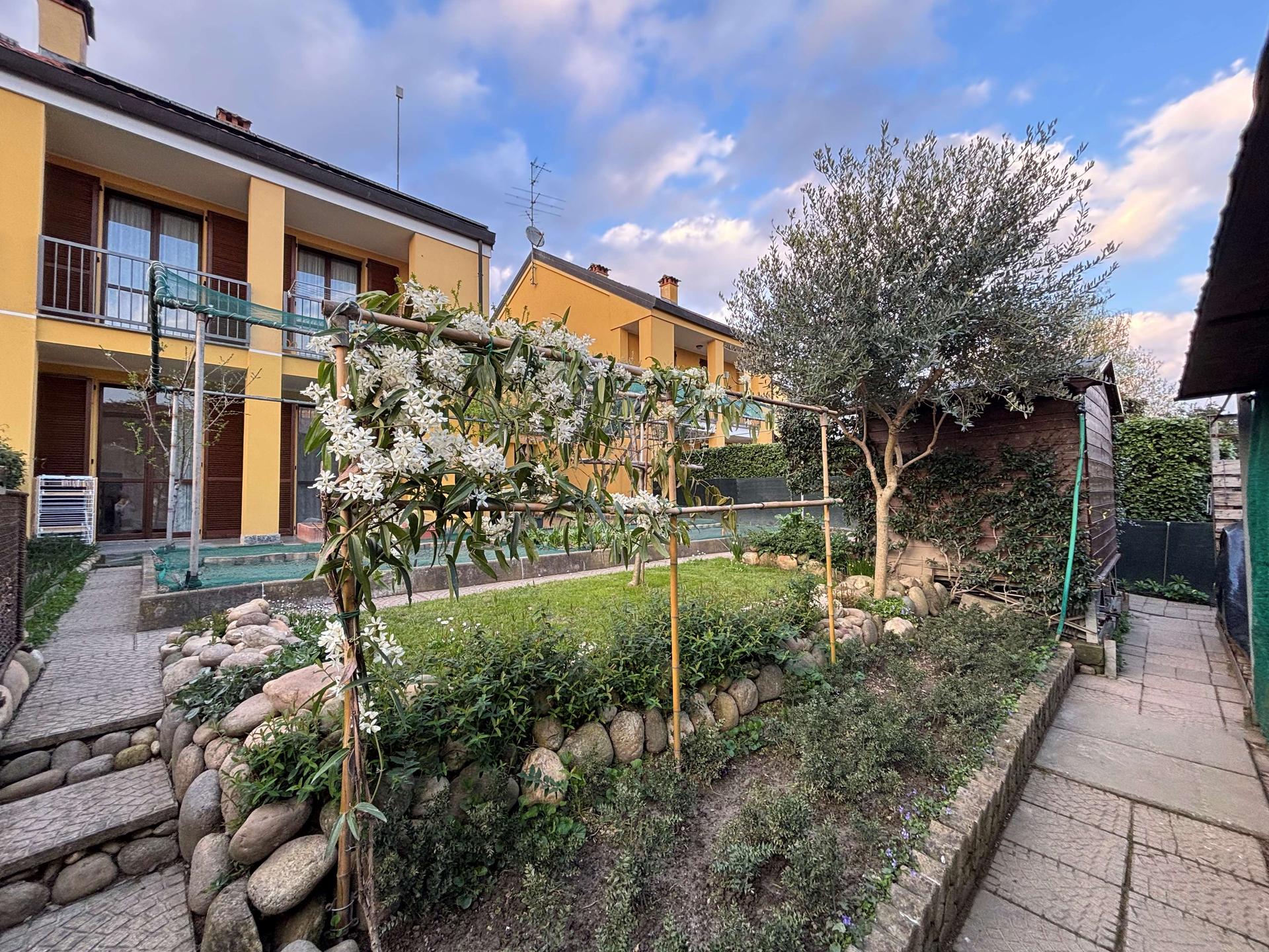 Villa a schiera in Via Alzate 12, Oleggio