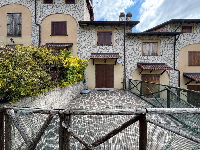 Villa a schiera in Via Monterotondo Snc, Rocca di Cambio — foto 4 di 5