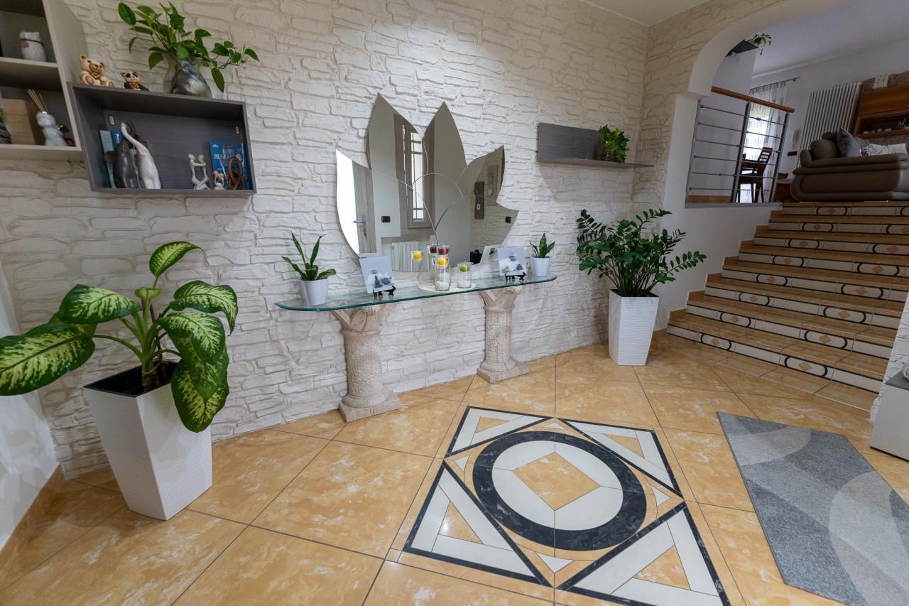 Villa in Via Giuseppe Verdi 12, Correzzola