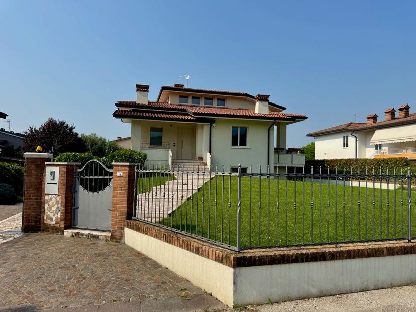 Villa in Via Adige 38, Zugliano — foto 2 di 5