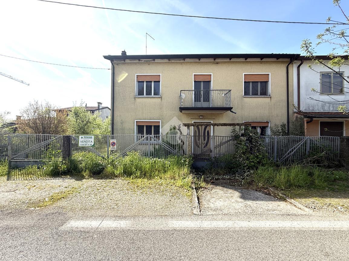 Villa, Tombolo