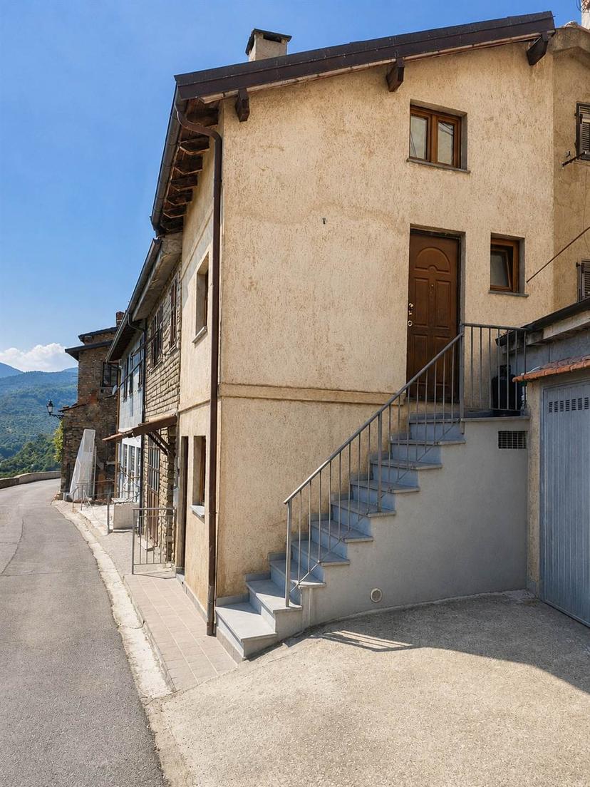 Trilocale, Apricale
