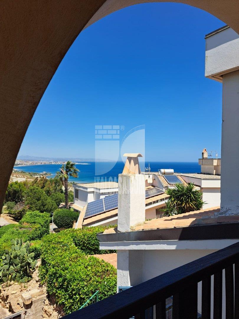 Villa bifamiliare in Viale Magna Grecia, Crotone