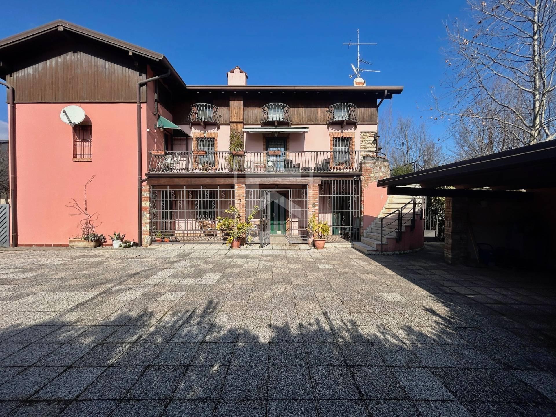 Casa indipendente in Ugo Foscolo, Desenzano del Garda