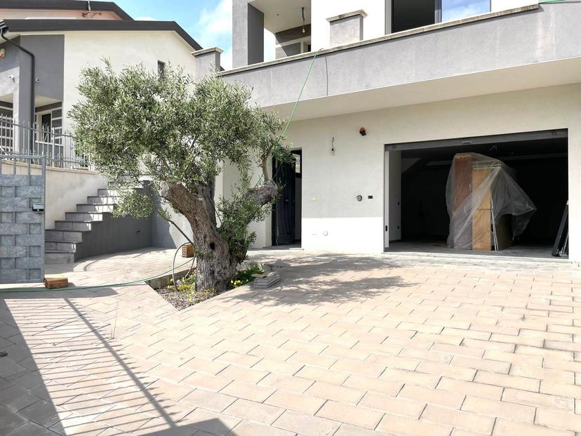 Villa bifamiliare in Viale Fiume Mesima, Catanzaro — foto 2 di 5