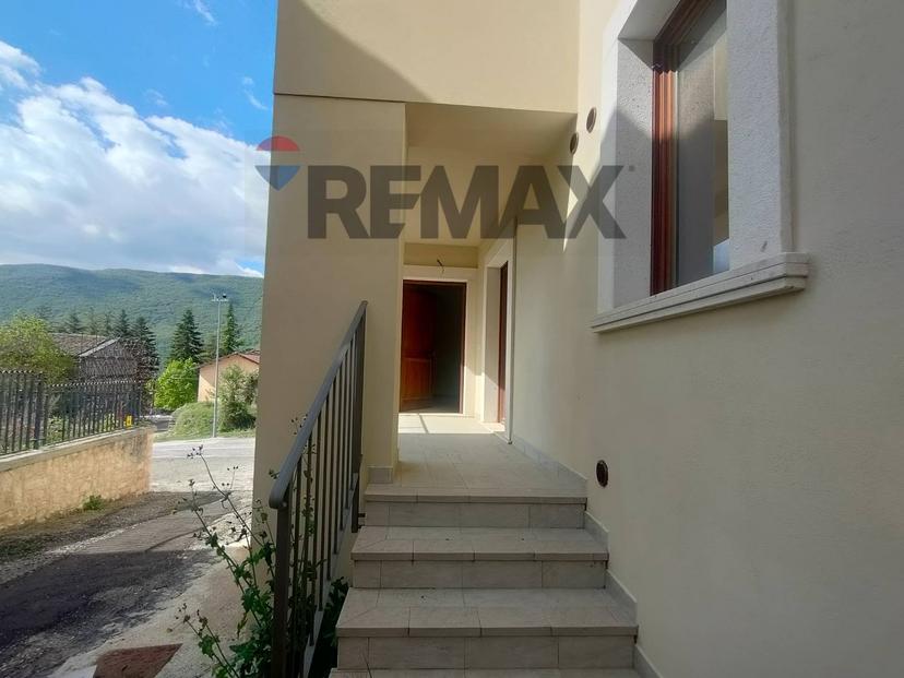 Casa indipendente in Viale Rimembranza 22, Fagnano Alto — foto 4 di 5