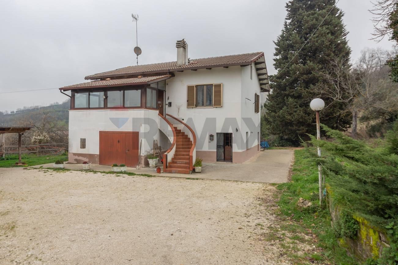 Villa in Strada per Casalincontrada 38, Chieti