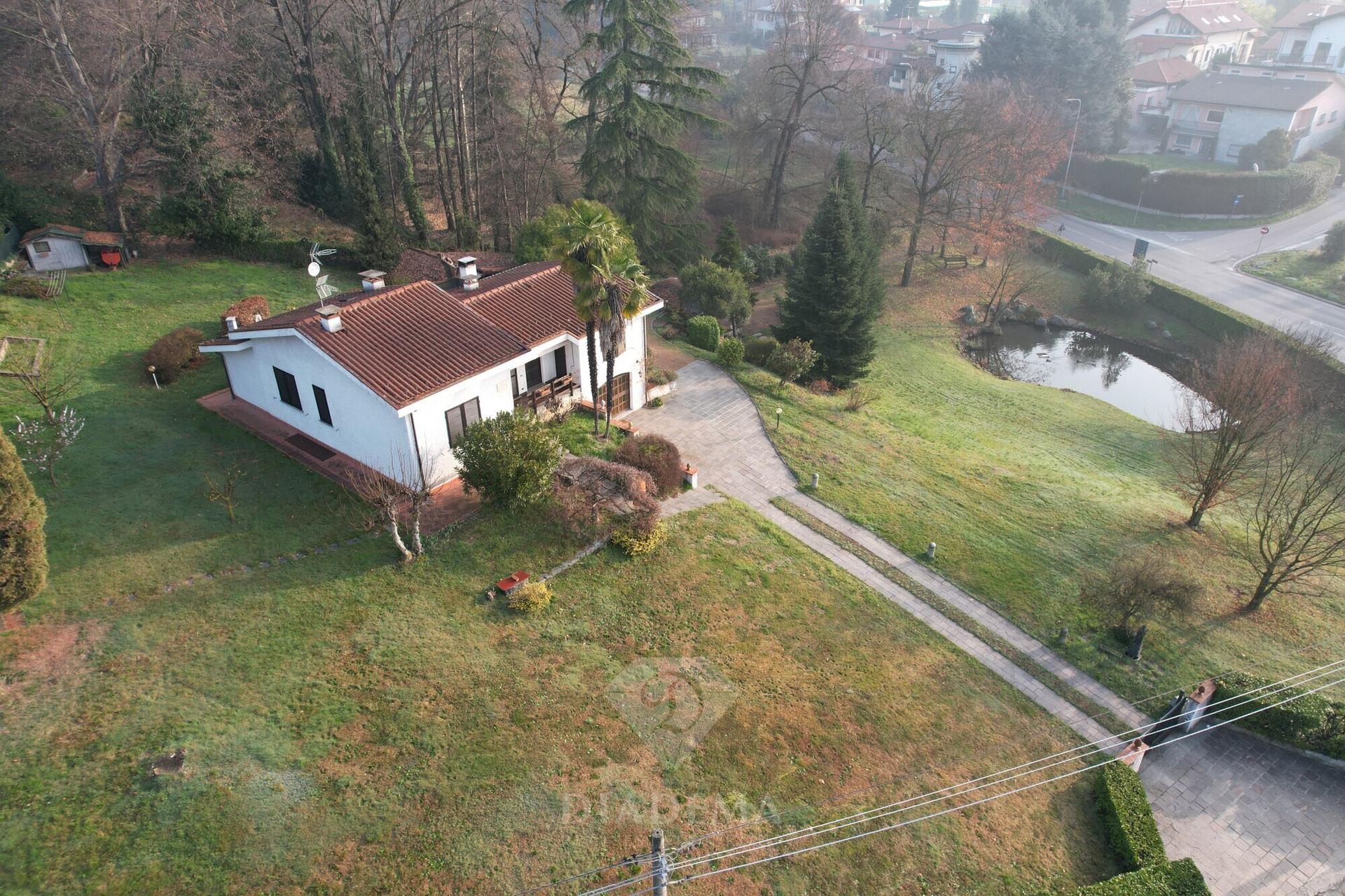 Villa unifamiliare in Via Besnate 2, Jerago con Orago