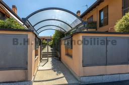Trilocale, Comerio