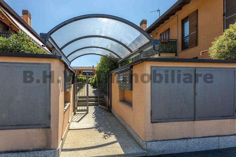 Trilocale, Comerio