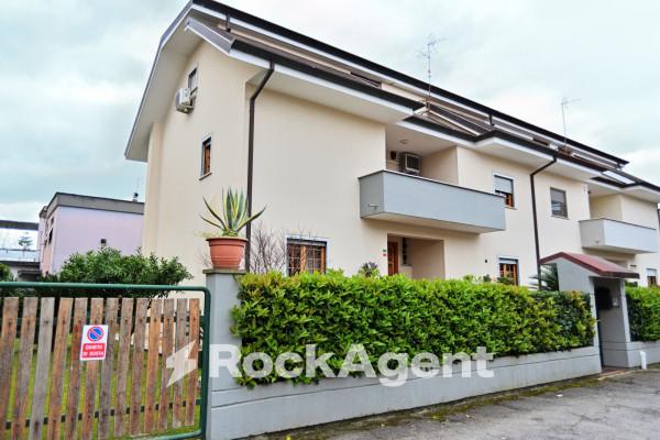 Villa bifamiliare in Via Ombrone 5, Latina