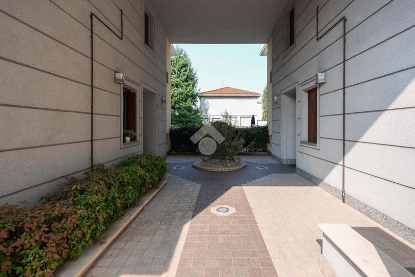 Trilocale in Via Camillo Benso Conte di Cavour 8, Verano Brianza — foto 3 di 5