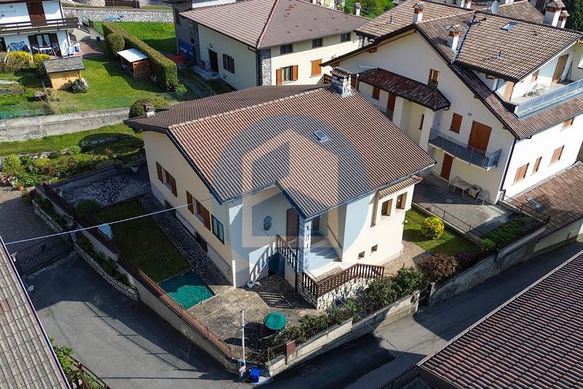 Villa in Via San Fiorino, Borno — foto 3 di 5